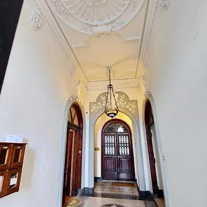 https://cavour-2-bedrooms-apartment.it-romehotels.com